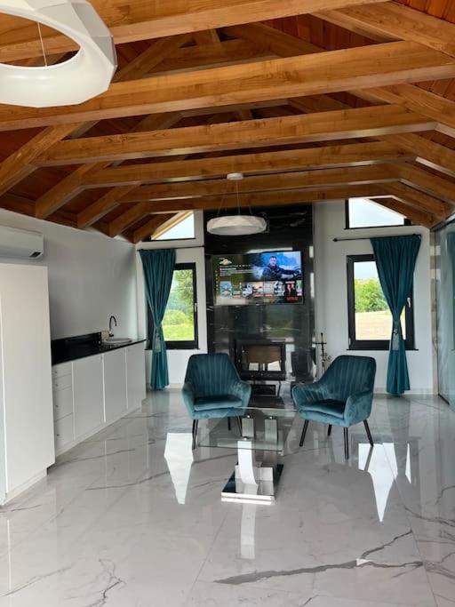 Casa Moderna In Sinteu - Intersectia Intre Modern Si Linistea Naturii Huta Voivozi Exteriör bild